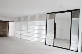 ACOGEDORA CASA MINIMALISTA DE TRES NIVELED
